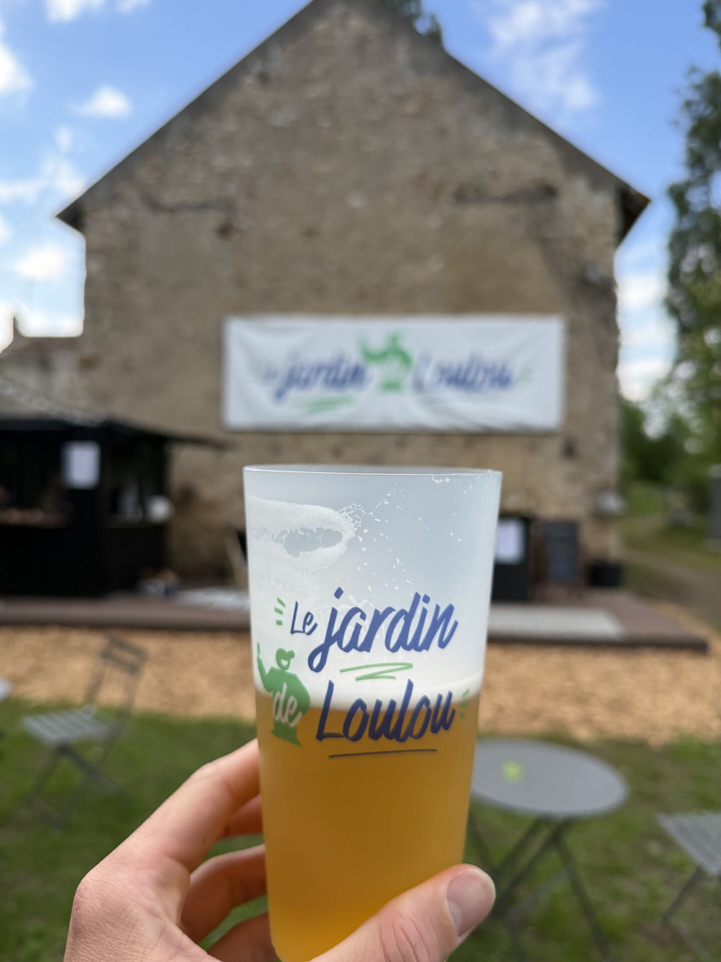 Pinte servie devant la grange en pierre — privatisation Le Jardin de Loulou