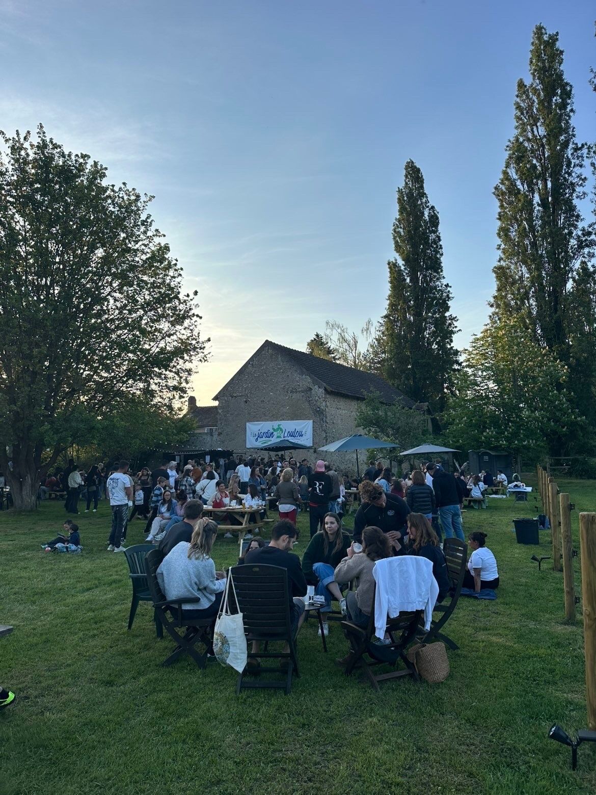 Tablée privatisée au crépuscule devant la grange — Le Jardin de Loulou, Bullion